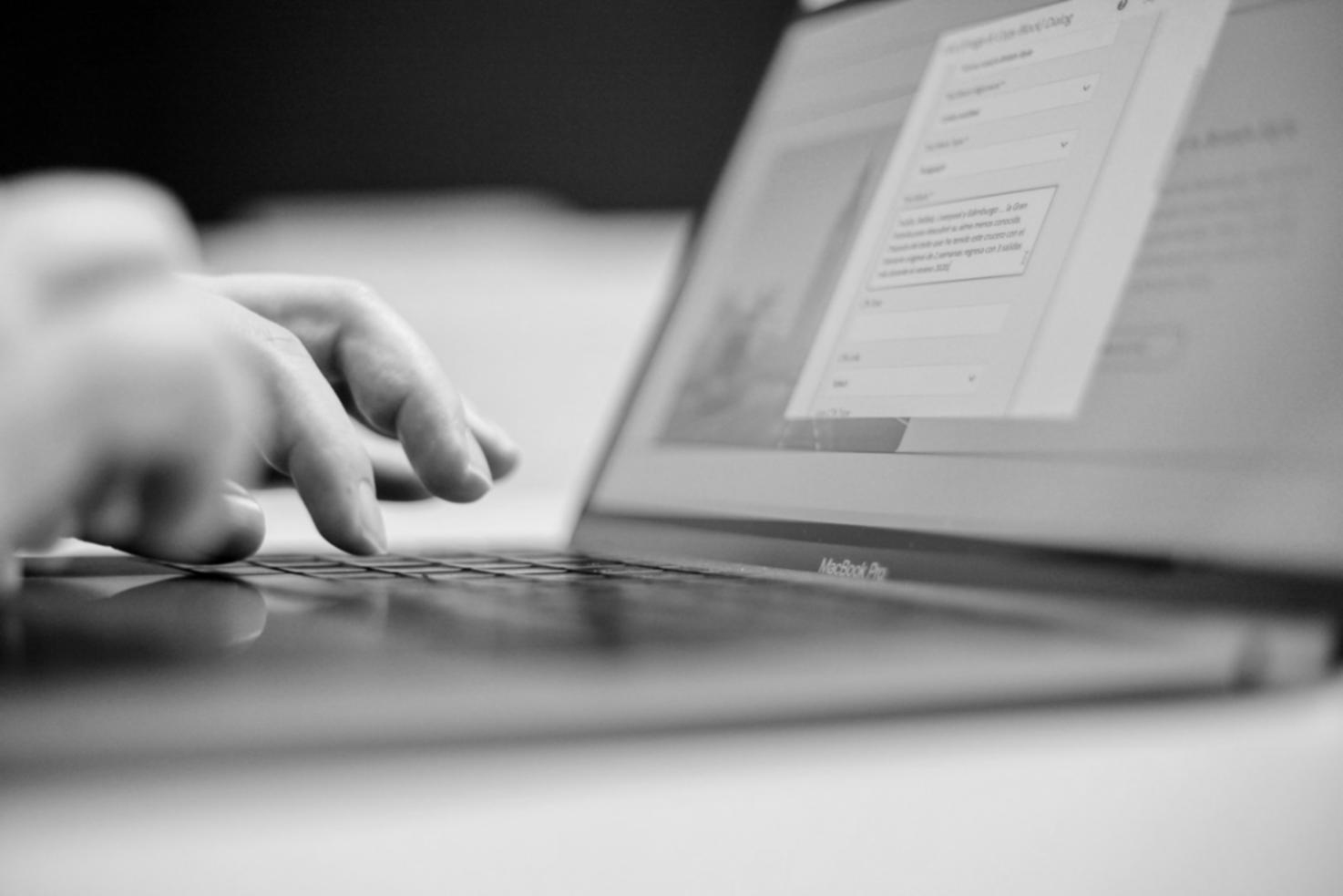 Vertriebsschulung in modernem Seminarraum mit Teilnehmern